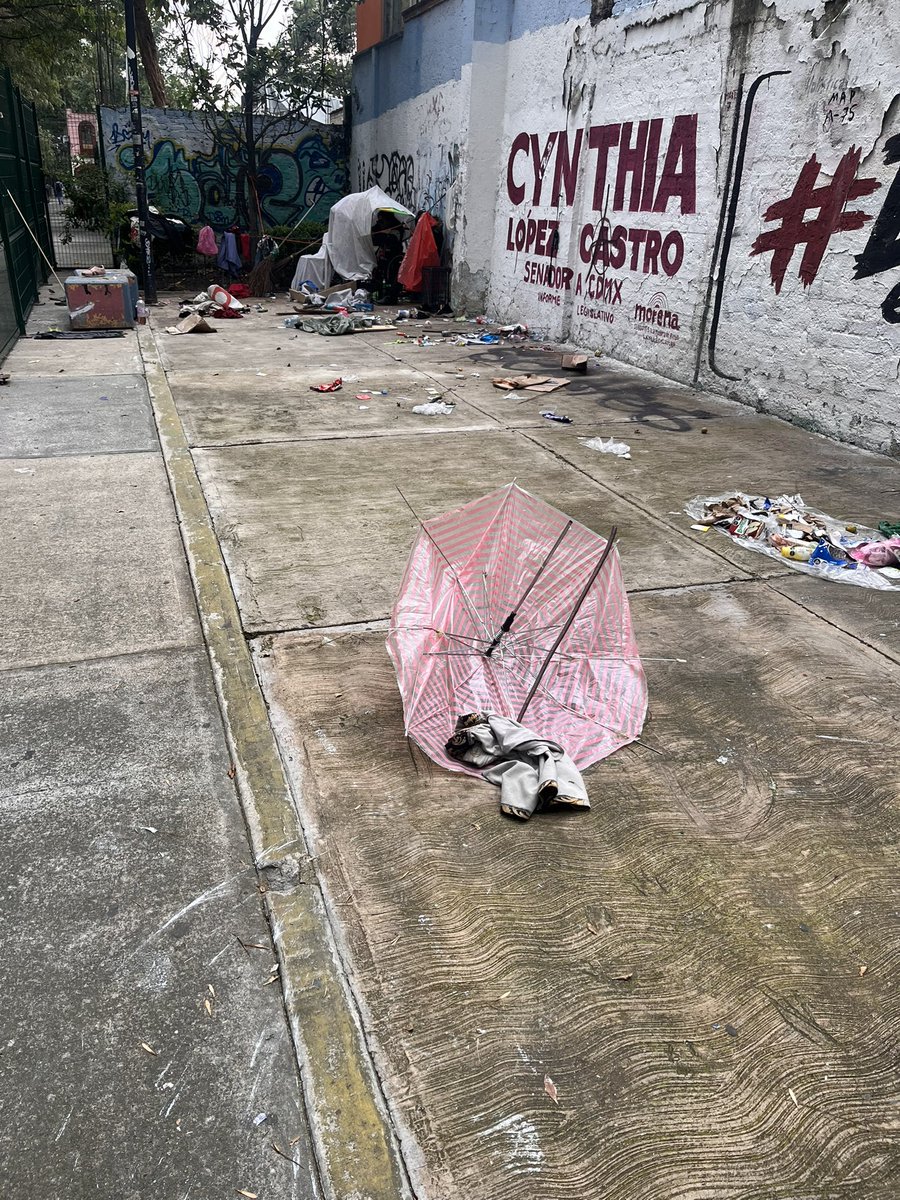 Betomar69's tweet photo. Hola buenas tardes @SOBSECDMX @locatel_mx @SEBIEN_cdmx @AlessandraRdlv @AlcCuauhtemocMx Ayúdenos aquí por favor. Les suplicamos. Ya ni siquiera podemos sentarnos ahí. Mire cómo nos tienen. Jaime Torres Bodet y Eje 1 Norte https://t.co/68ryNsmnbE
