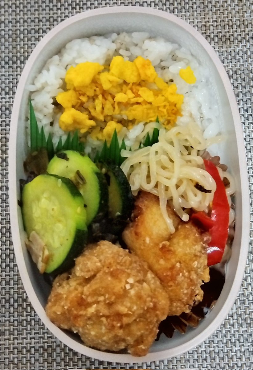 sukekiyokotw555's tweet photo. 〈本日のお弁当ログ：6/18〉
ふりかけごはん、鶏の唐揚げ、ズッキーニの高菜ベーコン炒め、しらたきピーマン
朝方に雨音で目が覚めてから寝付けませんでした。今日も休み時間は昼寝タイムになりそうです。
#お弁当記録　#地味弁 https://t.co/5wFP0Eak1f