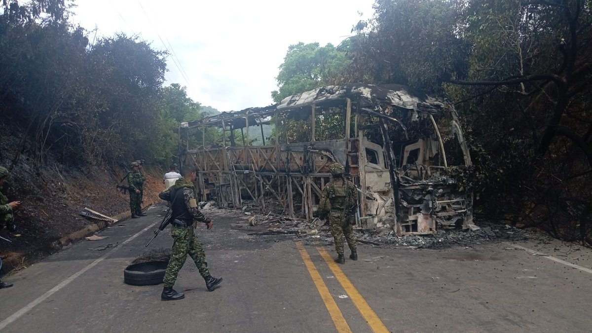 agrem_a's tweet photo. AGREM rechaza de manera categórica los hechos que alteran el orden público y ponen en riesgo la seguridad de pasajeros, conductores, transportadores y demás actores viales.

Ninguna circunstancia justifica acciones que comprometan la integridad de las personas, afecten la movilidad o generen riesgos sobre los corredores viales del país. Estas conductas vulneran el derecho a la libre circulación, impactan la prestación de servicios esenciales y afectan la seguridad de quienes dependen diariamente del transporte para desarrollar sus actividades.

Hacemos un llamado urgente a las autoridades para que adopten las medidas necesarias que permitan restablecer el orden, proteger la vida de los ciudadanos y garantizar condiciones seguras para la movilidad y la operación del transporte.

La seguridad, la convivencia y el respeto por el Estado Social de Derecho deben prevalecer sobre cualquier manifestación de hecho que ponga en peligro a la ciudadanía.

#AGREM #SeguridadVial #OrdenPúblico #MovilidadSegura #Transporte