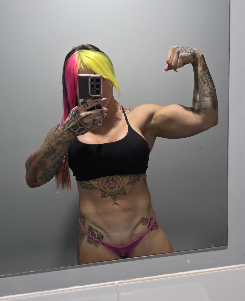 Jaymiijigsaw's tweet photo. with or without bikini? https://t.co/xXZ3NCSROq
