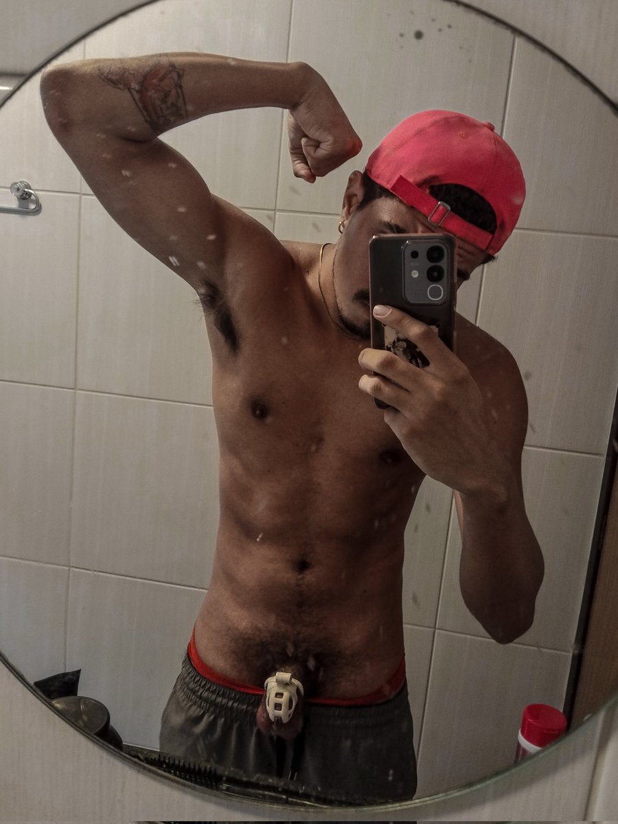 lockedwolfy's tweet photo. O lado positivo de estar com o pau trancado e não poder gozar facilmente é que você tem muita energia pra gastar. A energia que você desperdiçaria masturbando um pau inútil pode muito bem ser usada para academia e cárdio. Agora vá treinar! 💪🔒 https://t.co/U0RWuOcmop