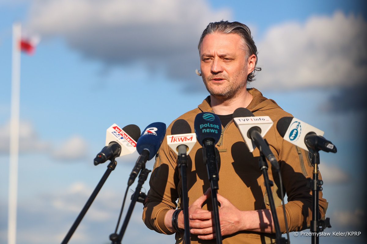 BBN_PL's tweet photo. - Obserwowaliśmy dziś ćwiczenie @16Dywizja, podczas którego Prezydent zapoznał się z taktyką działania naszego wojska w obronie i natarciu. Ćwiczenie służyło również rozwijaniu interoperacyjności i wielodomenowości sił zbrojnych, szczególnie między domeną lądową, w której operowały Wojska Pancerne i Zmechanizowane oraz Wojska Obrony Terytorialnej, a domeną powietrzną, gdzie Siły Powietrzne, Kawaleria Powietrzna i Bezzałogowe Statki Powietrzne współdziałały realizując zadania zgodnie z planami ćwiczenia - mówił Szef BBN @BartoszGrodecki na poligonie w Orzyszu.

Minister towarzyszył Prezydentowi @NawrockiKn podczas ćwiczenia taktycznego #DzielnyDzik26. Zwierzchnik Sił Zbrojnych obserwował wielodomenowe, zintegrowane działania bojowe #16DZ oraz lotnictwa. Zapoznał się ze sprzętem wojskowym, który w ostatnim czasie zasilił polską armię, a także spotkał się z żołnierzami realizującymi zadania w ramach ćwiczenia. 

Ćwiczenie DZIELNY DZIK-26 odbywa się w ramach federacji ćwiczeń BURSZTYNOWY OBROŃCA-26. Przez blisko dwa tygodnie weźmie w nim udział ok. 8 tys. polskich i sojuszniczych żołnierzy, a także kilkaset jednostek ciężkiego sprzętu wojskowego, w tym czołgi K-2, wozy bojowe BWP BORSUK, armatohaubice K9, śmigłowce. Manewry mają też na celu przetestowanie bezzałogowych statków powietrznych, implementację nowych i przełomowych technologii, rozwiązań oraz doświadczeń z operacji wielodomenowych i frontu ukraińskiego.