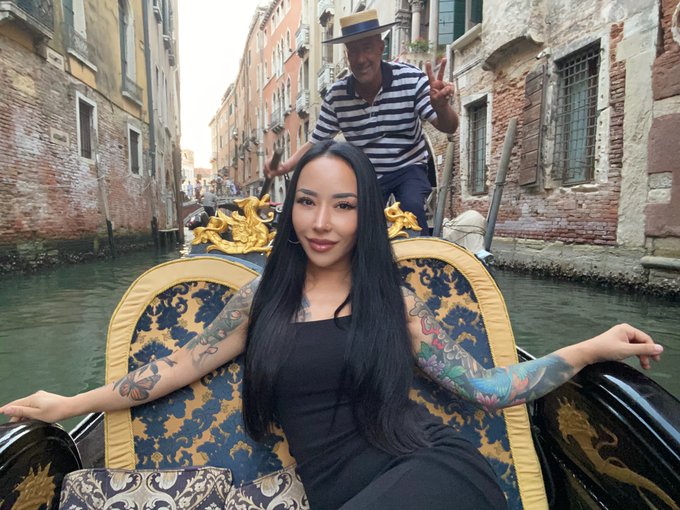 Mistress Youko妖湖🇯🇵Tokyo - 1 pic. Arrived in Venice today🇮🇹 but the airline lost one of my suitcases, the one with a lot of my leather and latex outfits, boots, and Louboutin heels. I was shocked and devastated, but this beautiful city and a few drinks helped cheer me up. Really hoping I get it back. https://t.co/A6x4kzns34