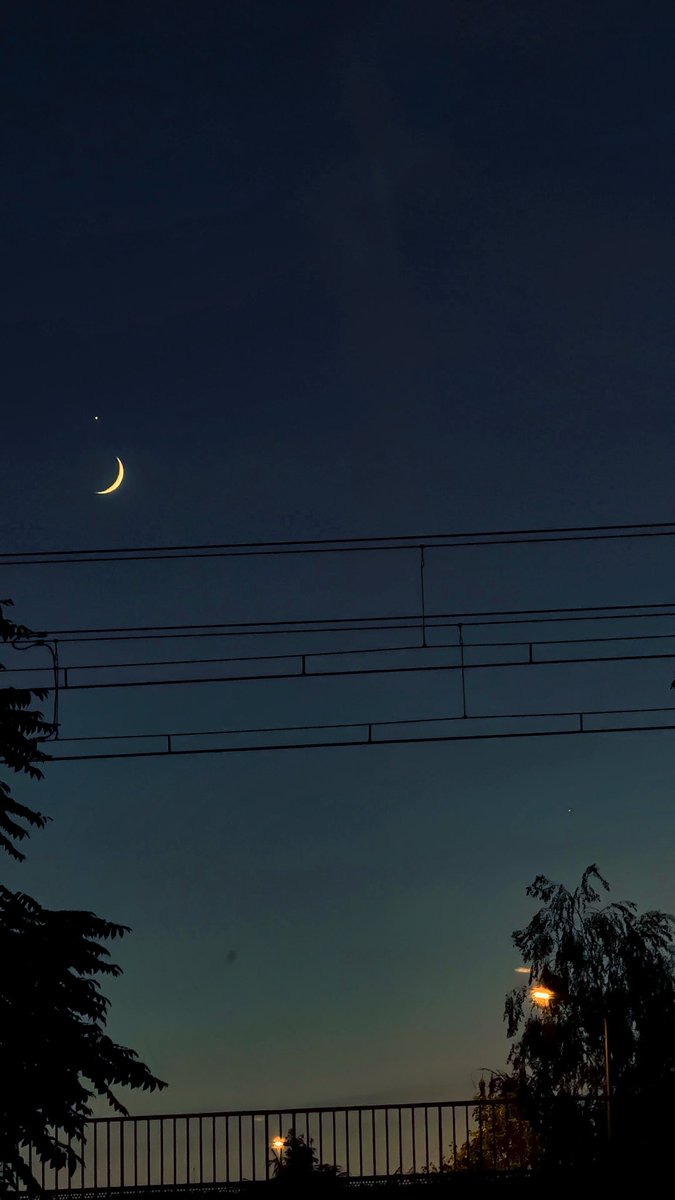 Phenix__E's tweet photo. Avoir fait sa propre photo avec un satellite naturel et deux planètes c’est une chance 🌠 https://t.co/AcyZPEXXWR