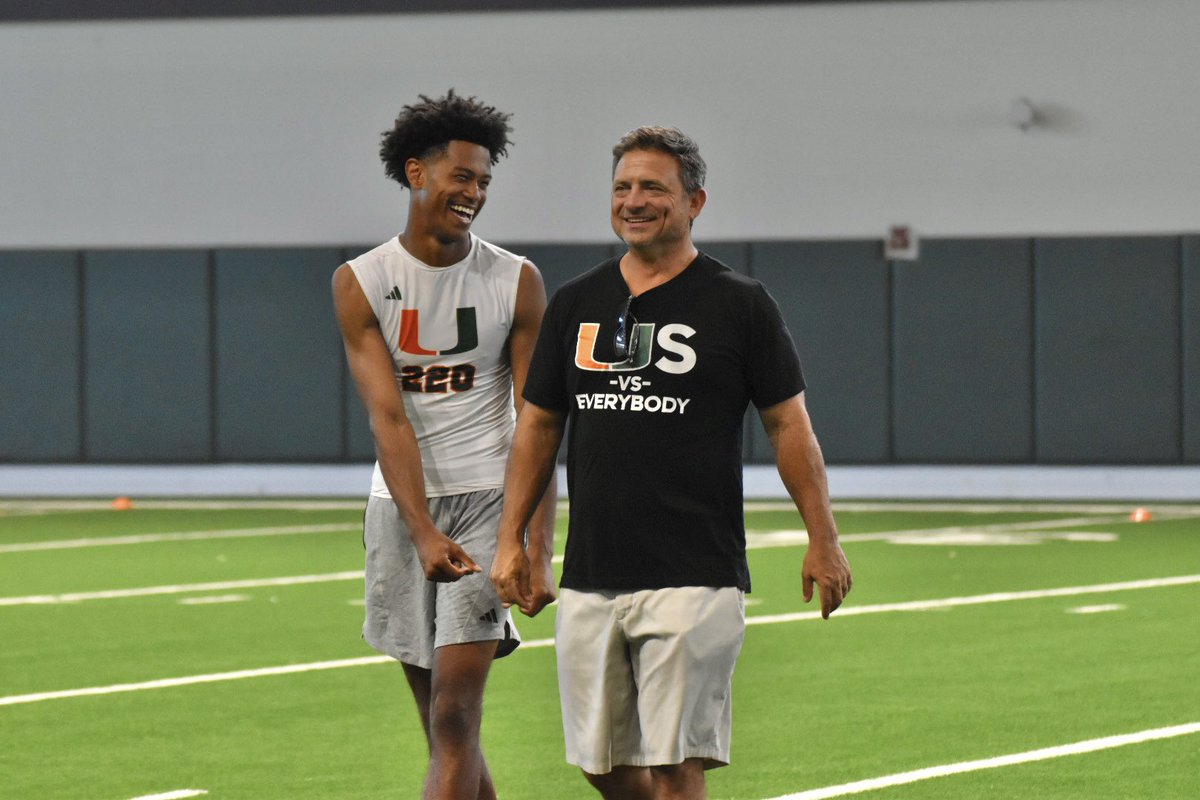 GabyUrrutia247's tweet photo. 5-star QB Israel Abrams all smiles with his future offensive coordinator and position coach.

https://t.co/ohwvQIo9Zy https://t.co/VJ2iESzytd