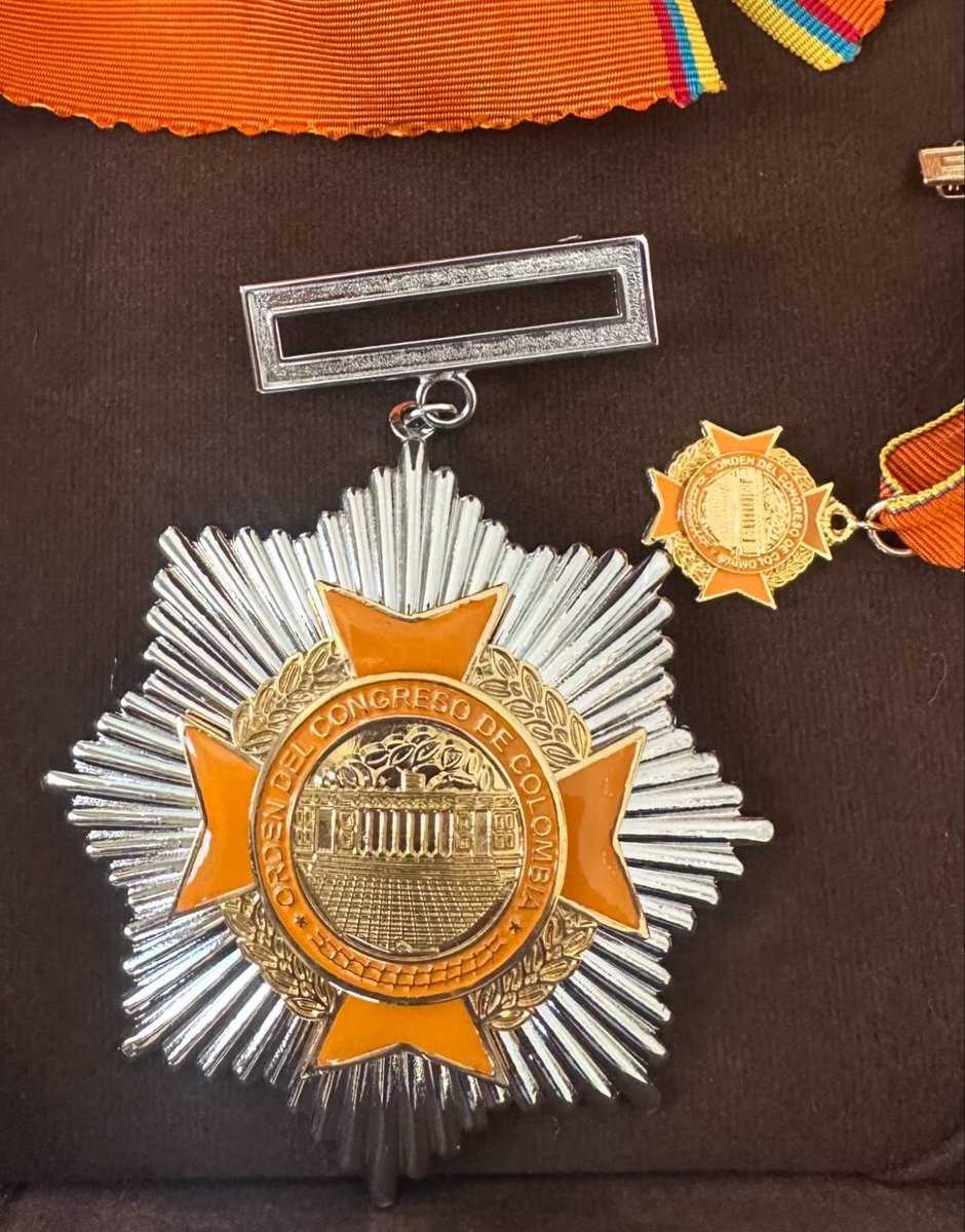 CeDemocratico's tweet photo. El Congreso de la República otorgó hoy a la Senadora @palomavalencial la Orden de la Gran Cruz con Placa de Oro, la más alta distinción que concede esta corporación, en reconocimiento a sus 12 años de trayectoria y servicio en el legislativo.

La congresista también recibió la Orden a la Mujer y a la Democracia “Policarpa Salavarrieta”, exaltación que reconoce su liderazgo, aporte a la democracia y compromiso con las instituciones del país.