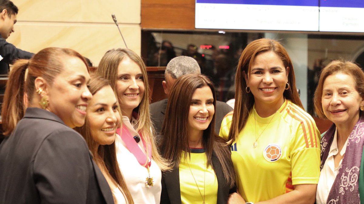 CeDemocratico's tweet photo. El Congreso de la República otorgó hoy a la Senadora @palomavalencial la Orden de la Gran Cruz con Placa de Oro, la más alta distinción que concede esta corporación, en reconocimiento a sus 12 años de trayectoria y servicio en el legislativo.

La congresista también recibió la Orden a la Mujer y a la Democracia “Policarpa Salavarrieta”, exaltación que reconoce su liderazgo, aporte a la democracia y compromiso con las instituciones del país.