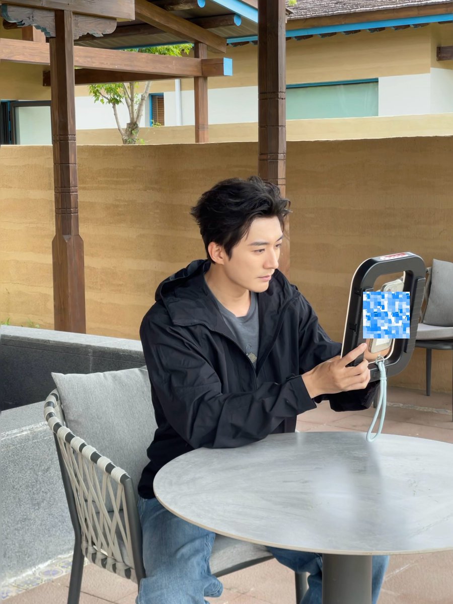 ForLXYOnly_TH's tweet photo. สรุปไลฟ์ทริปซินเจียงของพี่เสวียอี้ #หลิวเสวียอี้ #LiuXueyi #刘学义 🪕✨🏞️
- ตอนนี้กำลังดูบทอยู่ 2-3 เรื่อง ยังอยู่ในขั้นตอนเลือกอยู่ ใจจริงอยากเลือกบทที่แปลกใหม่และท้าทายมากกว่าเดิม

- วันเกิดปีนี้ตรงกับวันหยุดพอดี ไม่ได้ฉลองวันเกิดกับครอบครัวมาหลายปีแล้วเลยอยากใช้เวลากับครอบครัวหน่อย วันเกิดปีนี้เลยจะไม่มีการจัดไลฟ์วันเกิด ไม่มีงานพบปะแฟนคลับ

- ช่วงนี้ไม่มีเวลาพักผ่อนยาว ๆ หลังจากนี้ยังมีตารางงานเข้ามาเรื่อยๆเป็นระยะ ส่วนรายการวาไรตี้ถ้ามีที่เหมาะสมก็ยินดีพิจารณาเข้าร่วม

- เรื่อง 踏雪寻踪 กับ 兰香如故 ใกล้จะมาแล้ว

- เรื่องร้องเต้นกับคอนเสิร์ตเนี่ยเกี่ยวอะไรกับฉัน ชาตินี้ไม่มีทางมีแน่นอน!🤣🤣

- ถ้ามีโอกาสอยากลองงานละครเวทีดู ถ้ามีบทที่เหมาะสมก็อยากจะลองไปท้าทายฝีมือ

- อาการแพ้ขนม้ายังคงรุนแรง ถ้าอยู่ใกล้ม้า 10-20นาทีคือได้อยู่ แต่เกินครึ่งชั่วโมงอาการแพ้จะกำเริบ ถ้าต้องถ่ายทำนานเกินครึ่งชั่วโมง ต้องทานยาแก้แพ้ล่วงหน้าเพราะกลัวว่าเยื่อบุจมูกจะอักเสบ เยื่อบุตาอักเสบด้วย ยิ่งในกรณีอาการรุนแรงมาก ๆ ผื่นลมพิษกับหอบหืดอาจจะกำเริบ กุญแจสำคัญในการฟื้นฟูอาการภูมิแพ้คือการยกระดับภูมิคุ้มกันของร่างกาย ในชีวิตประจำวันต้องทานอาหารให้ตรงเวลาสม่ำเสมอ ควบคู่ไปกับการออกกำลังกายอย่างต่อเนื่อง ถึงจะช่วยยืดระยะเวลาที่ร่างกายจะทนทานต่อสารก่อภูมิแพ้ได้นานขึ้น 

- 🐶เสี่ยวไวทำหมันเรียบร้อยแล้ว ตอนนี้อยู่บ้านที่ชิงเต่า ตอนนี้ไม่พังบ้านแล้ว ชอบเล่นกับคนอย่างเดียวเลย พอให้ไปเล่นกับหมาตัวอื่นก็ชวนเขาทะเลาะตลอด

- ถ้ามีโอกาสก็อยากไปเที่ยวแถวชวนซี 川西
- เพลงใหม่ไม่ใช่ ost