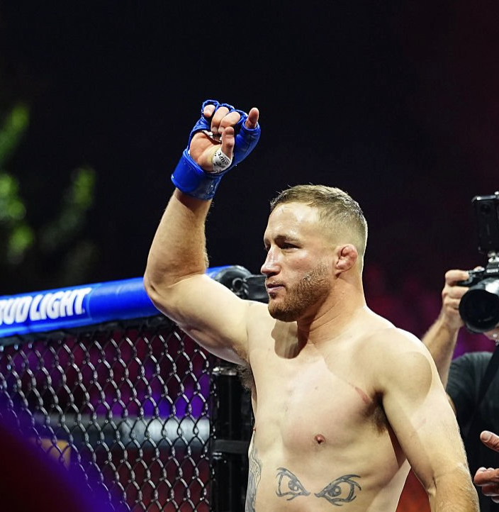CCLegaspi's tweet photo. Fotos reales del vendaje de Justin Gaethje antes y después de la pelea. No tiene nada anormal. 
Lo vendó Trevor Witmann con los insumos que provee el UFC (vendas y cinta con el patrón UFC impreso), algo que todos los entrenadores pueden hacer. https://t.co/BvpeotjIWW