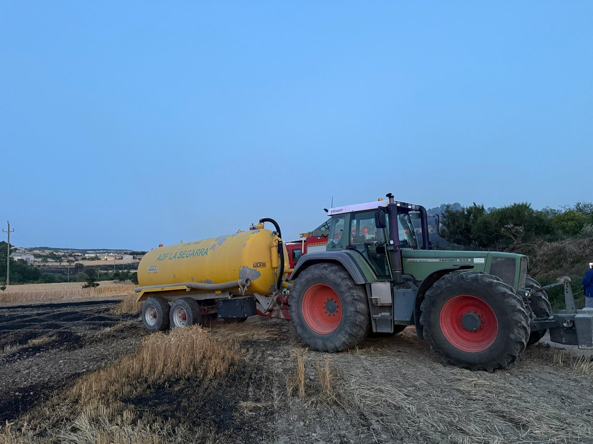 CCSegarra_PC's tweet photo. 🙌🏻Agraïment als qui heu treballat sobre el terreny en el dia d'avui en els #IFTalavera i #IFLlor: Bombers, GPIF i en especial a la gent del territori de les ADF de la comarca de #LaSegarra i dels pagesos, membres o no de les ADF, amb els seus tractors i arades. https://t.co/6RdVw3DTdB