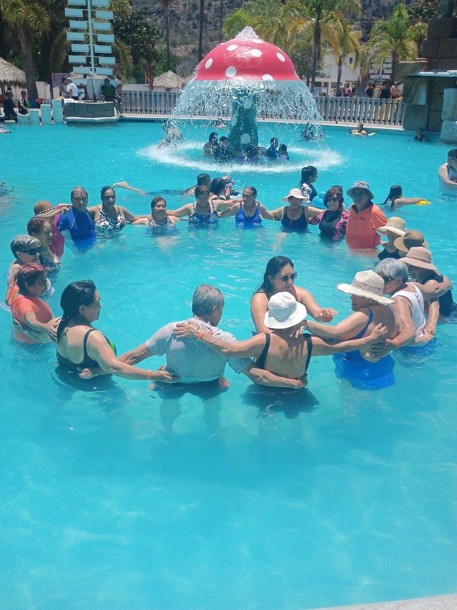 FerFlores_Emp's tweet photo. Cuidamos de nuestros adultos mayores. Protegemos sus vidas y también animamos sus esperanzas.
Nuestras y nuestros adultos mayores disfrutan de un paseo al #Géiser, en #Hidalgo 🚌☀️
Gracias al DIF Metepec, alimentamos el espíritu de quienes han visto por nosotros. 
Súmate a las casas del adulto mayor y viaja con nosotros.