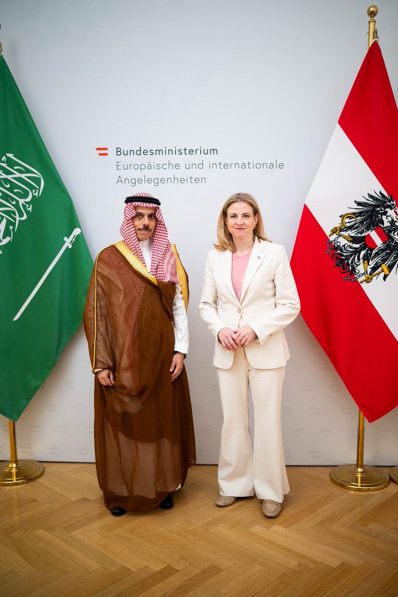 BMeinl's tweet photo. Österreich und Saudi-Arabien verbindet ein gemeinsames Interesse an Stabilität und Frieden im Nahen Osten. Darüber habe ich heute in Wien mit dem saudischen  Außenminister Prinz @FaisalbinFarhan gesprochen. 🇦🇹🤝🇸🇦

Die vorläufige Einigung zwischen dem Iran und den USA begrüßen wir beide. Sie schafft eine wichtige Grundlage für den weiteren diplomatischen und politischen Weg, insbesondere in der Nuklearfrage.

Ebenso entscheidend ist die Öffnung der Straße von Hormus. Von ihr hängen Energieversorgung und Ernährungssicherheit weltweit ab. 

Wir sind uns einig: Diplomatie ist der einzige Weg vorwärts. 🤝