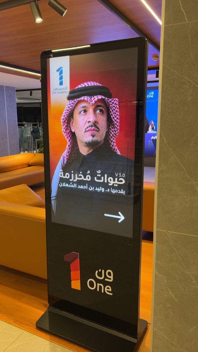 abBinhumaid's tweet photo. من النادر أن تهرب مني الكلمات حين أحاول الحديث عمّا أسرني، ومن الأندر أن أظلّ منصتًا لأكثر من ساعتين بكامل تركيزي وطاقتي.

بدأ هذا اللقاء بحماسي لمستقبل الذكاء الاصطناعي، وانتهى بشيءٍ من الخوف منه. كانت رحلة فكرية ماتعة في لقاء «حيوات خوارزمية» الذي قدّمه المبدع الدكتور وليد الشعلان @warodhan.

خرجت من اللقاء وفي ذهني سؤال واحد، بعيدًا عن موضوع اللقاء نفسه: كيف يملك هذا الرجل تلك القدرة الفريدة على أسر المستمع؟ 
يقفز بين الأفكار والمواضيع قفزات تبدو للوهلة الأولى غير مترابطة، لكنه يعود دائمًا ليهبط على أرضية واحدة متماسكة، يفكّك العقد ويجمع الخيوط كما يفعل الروائي الماهر في نهاية حكايته.

رائع، رائع يا دكتور وليد

شكرًا لك 🙏🏻