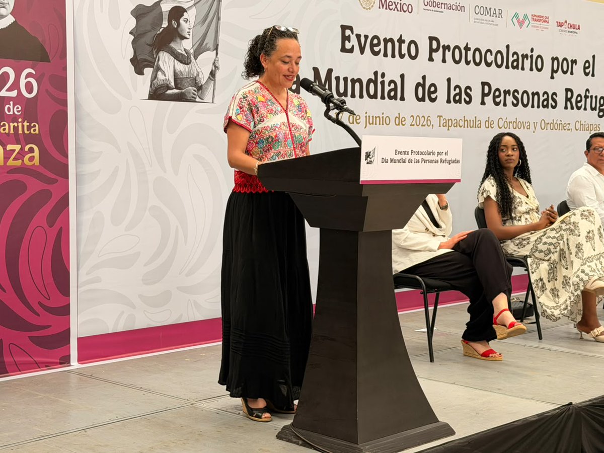 comar_sg's tweet photo. Con la participación de la Coordinadora General de la #COMAR, @xade_mm, representantes de los tres órdenes de gobierno, organismos internacionales, organizaciones de la sociedad civil, instituciones académicas y una persona refugiada que interpretó una pieza musical. https://t.co/T3tiGLCDii