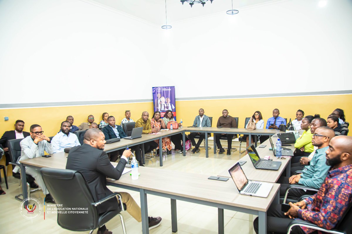 JeefMwanza's tweet photo. Le Département de la Communication de la  DGC mobilisé pour une communication institutionnelle plus performante et orientée vers les résultats

Ce mercredi 17 juin, j’ai poursuivi la série des réunions de travail au sein de la Direction de Gestion de Communication du Ministère de l’Éducation Nationale et Nouvelle Citoyenneté (DGC-MINEDUNC), avec cette fois-ci les cadres et agents du Département de la Communication, véritable plaque tournante et cheville ouvrière de notre Direction.

Une rencontre qui a permis de procéder à une évaluation approfondie des activités de communication déjà réalisées dans le cadre de la visibilité des actions du Ministère, ainsi que des efforts de vulgarisation et de sensibilisation des différentes réformes déjà amorcées. Elle a également été l'occasion de définir de nouvelles orientations visant à renforcer davantage l'efficacité de la communication institutionnelle de notre Ministère.

Au cours des échanges, plusieurs points majeurs ont été abordés :

• Faire un état des lieux approfondi des actions déjà menées et identifier les initiatives à entreprendre pour améliorer davantage la communication institutionnelle ;

• Évaluer et diagnostiquer la gestion quotidienne du site web officiel ainsi que de l’ensemble des plateformes numériques du Ministère afin d’en optimiser le fonctionnement et l’impact ;

• Préparer l’organisation prochaine d’un atelier consacré à la mise à jour de la stratégie de communication et à l’élaboration d’un plan de communication pour accompagner la mise en œuvre du Plan quinquennal 2024-2029 porté par la Ministre d’État, Raïssa Malu ;

• Planifier les missions de vulgarisation et de sensibilisation des différentes réformes du Ministère dans les provinces éducationnelles afin de rapprocher davantage l’action gouvernementale des communautés bénéficiaires.

Cette réunion s’inscrit dans notre volonté de redynamiser la communication du Ministère en la rendant plus moderne, plus proactive, plus performante et davantage orientée vers les résultats. 

Notre ambition demeure celle de bâtir une communication institutionnelle capable d’accompagner efficacement les réformes engagées dans le sous-secteur de l’éducation et de renforcer la visibilité des actions menées au bénéfice de la population.