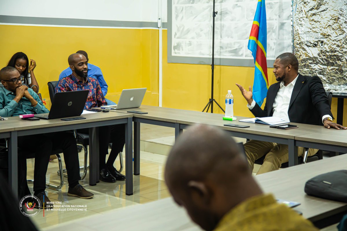 JeefMwanza's tweet photo. Le Département de la Communication de la  DGC mobilisé pour une communication institutionnelle plus performante et orientée vers les résultats

Ce mercredi 17 juin, j’ai poursuivi la série des réunions de travail au sein de la Direction de Gestion de Communication du Ministère de l’Éducation Nationale et Nouvelle Citoyenneté (DGC-MINEDUNC), avec cette fois-ci les cadres et agents du Département de la Communication, véritable plaque tournante et cheville ouvrière de notre Direction.

Une rencontre qui a permis de procéder à une évaluation approfondie des activités de communication déjà réalisées dans le cadre de la visibilité des actions du Ministère, ainsi que des efforts de vulgarisation et de sensibilisation des différentes réformes déjà amorcées. Elle a également été l'occasion de définir de nouvelles orientations visant à renforcer davantage l'efficacité de la communication institutionnelle de notre Ministère.

Au cours des échanges, plusieurs points majeurs ont été abordés :

• Faire un état des lieux approfondi des actions déjà menées et identifier les initiatives à entreprendre pour améliorer davantage la communication institutionnelle ;

• Évaluer et diagnostiquer la gestion quotidienne du site web officiel ainsi que de l’ensemble des plateformes numériques du Ministère afin d’en optimiser le fonctionnement et l’impact ;

• Préparer l’organisation prochaine d’un atelier consacré à la mise à jour de la stratégie de communication et à l’élaboration d’un plan de communication pour accompagner la mise en œuvre du Plan quinquennal 2024-2029 porté par la Ministre d’État, Raïssa Malu ;

• Planifier les missions de vulgarisation et de sensibilisation des différentes réformes du Ministère dans les provinces éducationnelles afin de rapprocher davantage l’action gouvernementale des communautés bénéficiaires.

Cette réunion s’inscrit dans notre volonté de redynamiser la communication du Ministère en la rendant plus moderne, plus proactive, plus performante et davantage orientée vers les résultats. 

Notre ambition demeure celle de bâtir une communication institutionnelle capable d’accompagner efficacement les réformes engagées dans le sous-secteur de l’éducation et de renforcer la visibilité des actions menées au bénéfice de la population.