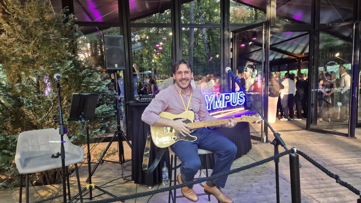 DarioReques's tweet photo. ¿Qué haces después de un día repleto de reuniones en la cena de gala?
Apropiarte de la guitarra... 🤟🎶 https://t.co/tHIcygzvcv
