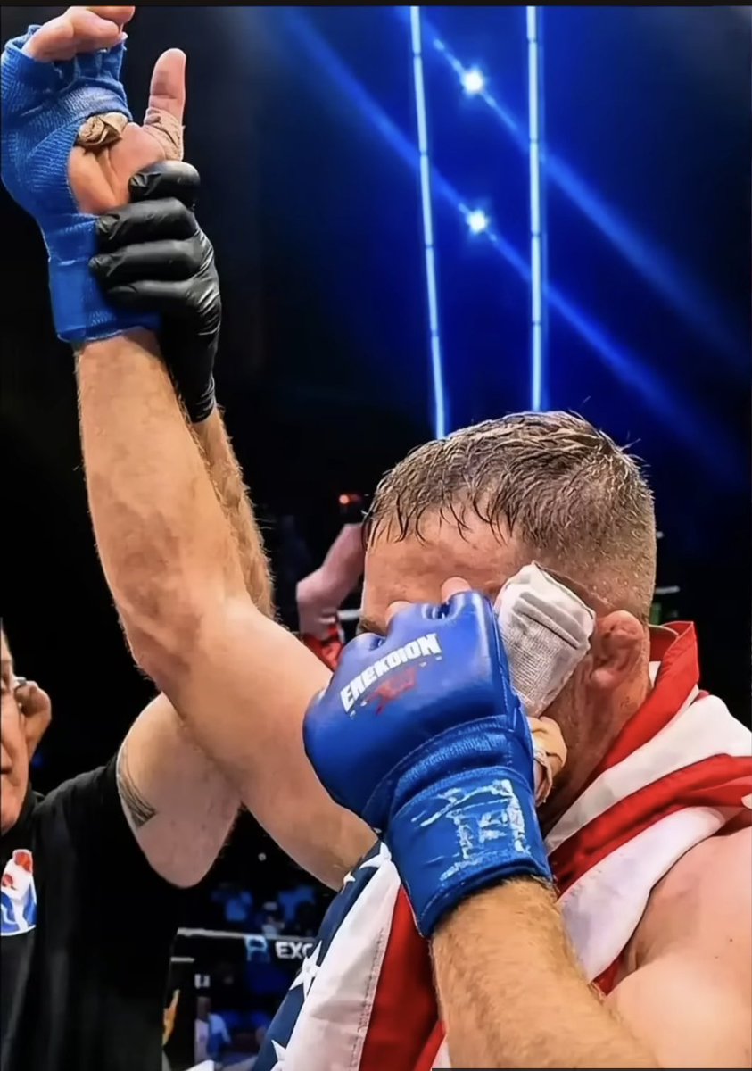 CCLegaspi's tweet photo. Foto alterada con IA donde se ve un bulto en la palma de la mano de Gaethje, no se ve el patrón de UFC en la cinta del pulgar ni en la venda y la leyenda Freedom 250 está alterada en todos sus caracteres en el guante izauierdo.  La lata de Monster en su mano alterada también. https://t.co/SV5ztutPXl