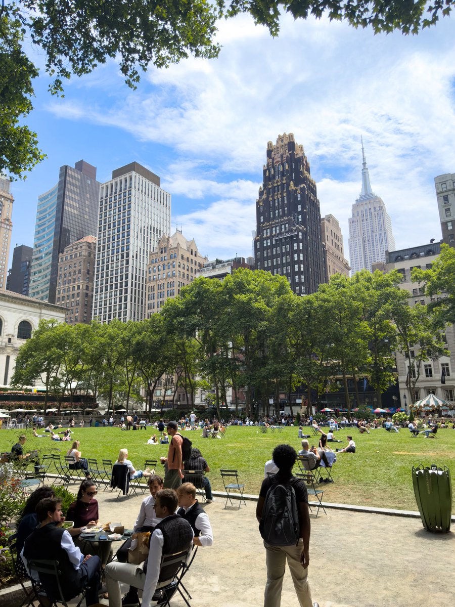 bryantparknyc's tweet photo. Catch the vibe ⛅️. https://t.co/l1wVL1zMcq