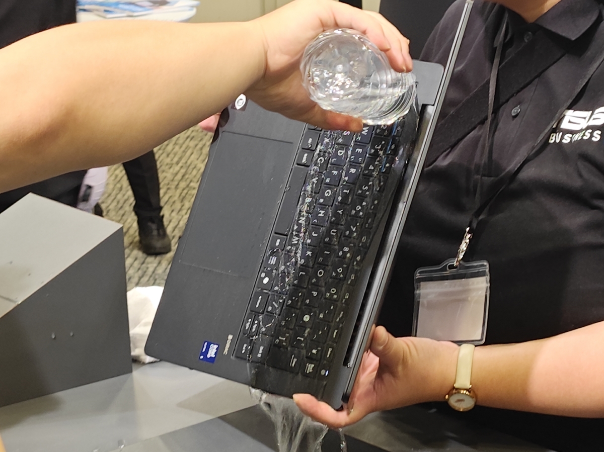 pc_watch's tweet photo. 個人でHP・Dell超えのASUSが、世界一厳しい日本法人市場を本気で狙いにきた！ https://t.co/nXWOi8djQC https://t.co/yV1Gozlfew