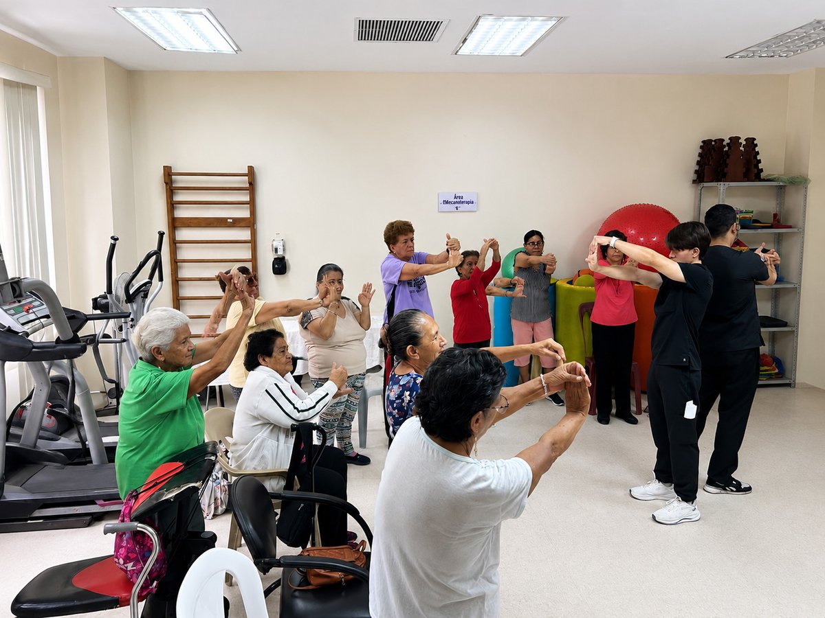 Salud_Guayas's tweet photo. 📣👵🧓💙 ¡Promovemos un envejecimiento activo, saludable y feliz!
A través del programa de Gerontogimnasia en el Centro de Salud #CisneII, donde fomentamos la actividad física, integración social y el bienestar integral de nuestros adultos mayores. 🤸♀️✨ https://t.co/ACEgAHTi4p