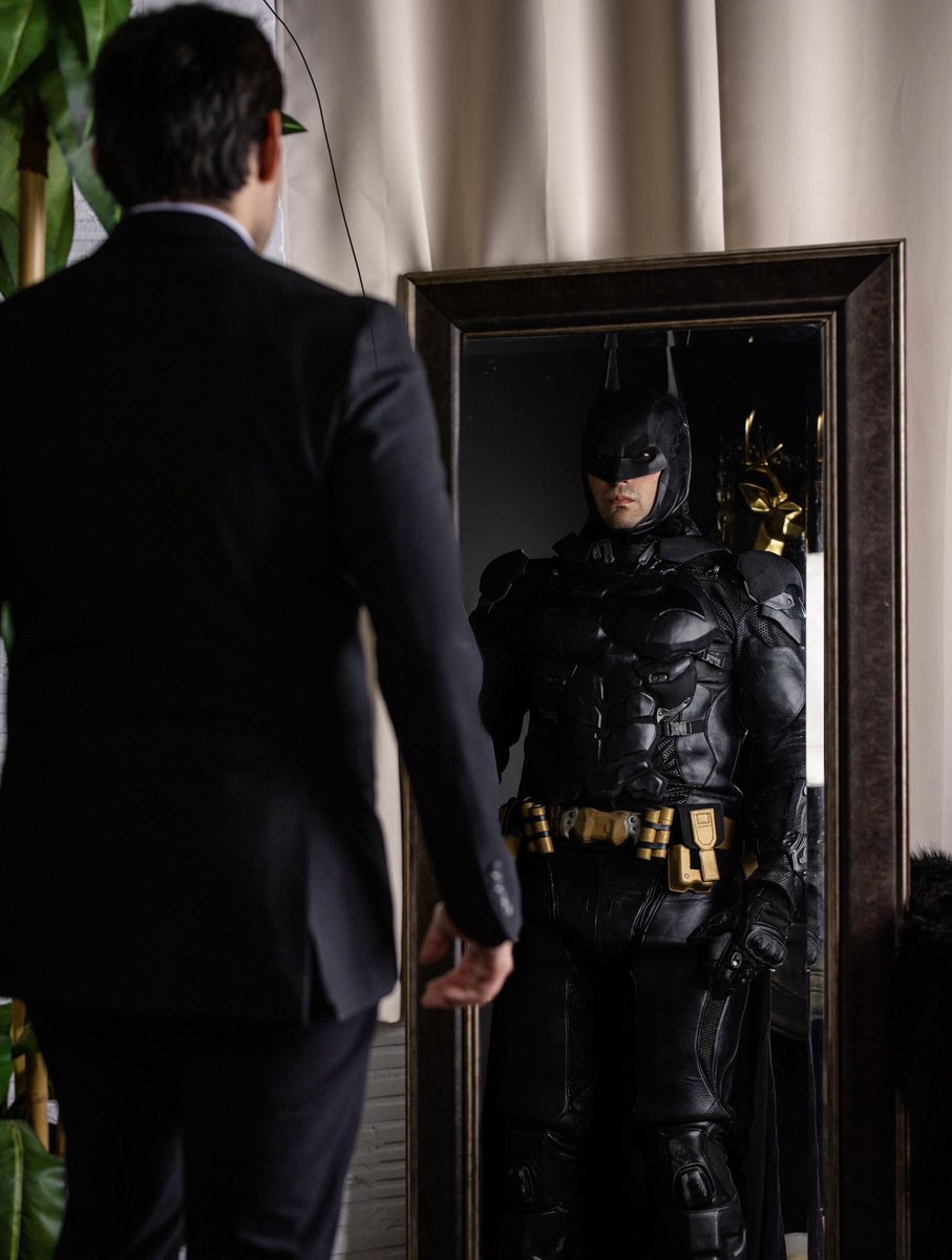 EP_Wolverine's tweet photo. #batman #batmancosplay #brucewayne #brucewaynecosplay #cosplay https://t.co/nVPEcaKBxT