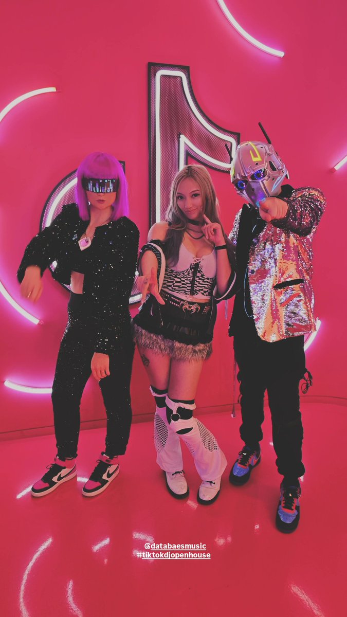 FindTheRabbit's tweet photo. Always happy to see my friends there too!! 💜💜💜

@sheiskindred
@databaesmusic 
@HENNYWUBS https://t.co/IilPw3HXI0