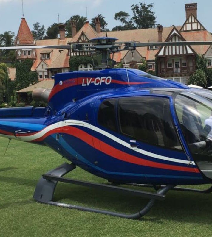 JereRodriguezOK's tweet photo. 🚨 ÚLTIMO MOMENTO 🚨

Escándalo en la LLA de José C Paz. 

Ordenan el decomiso del Helicóptero que era del Corcho Rodriguez y que utilizaba Fabián Carballo, armador de LLA de José C. Paz.

Tras el pedido de la Fiscalía, el juez federal Sebastián Casanello ordenó el decomiso del helicóptero  Eurocopter 130B, matricula LV-CFO, que fue parte de una investigación sobre posible lavado de activos en el marco del circuito de pago de sobornos de la empresa constructora Odebrecht.

Varios vecinos de una localidad rural del Partido de Luján, recuerdan haber visto, al empresario cercano a Sergio Massa, Fabián Carballo, durante el gobierno de Alberto Fernández, aterrizar el Helicóptero, para ir a almorzar a un restaurante de campo en la zona. 

https://t.co/a3DPyOm6ly