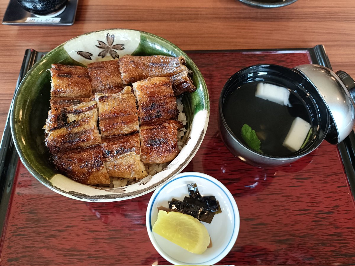 tetsu970320's tweet photo. おはようございます😄

無性に鰻が食べたくなり…😆

そんな感覚の時、みなさんありますよね😋

#パナメーラ https://t.co/zX44pJvyYC