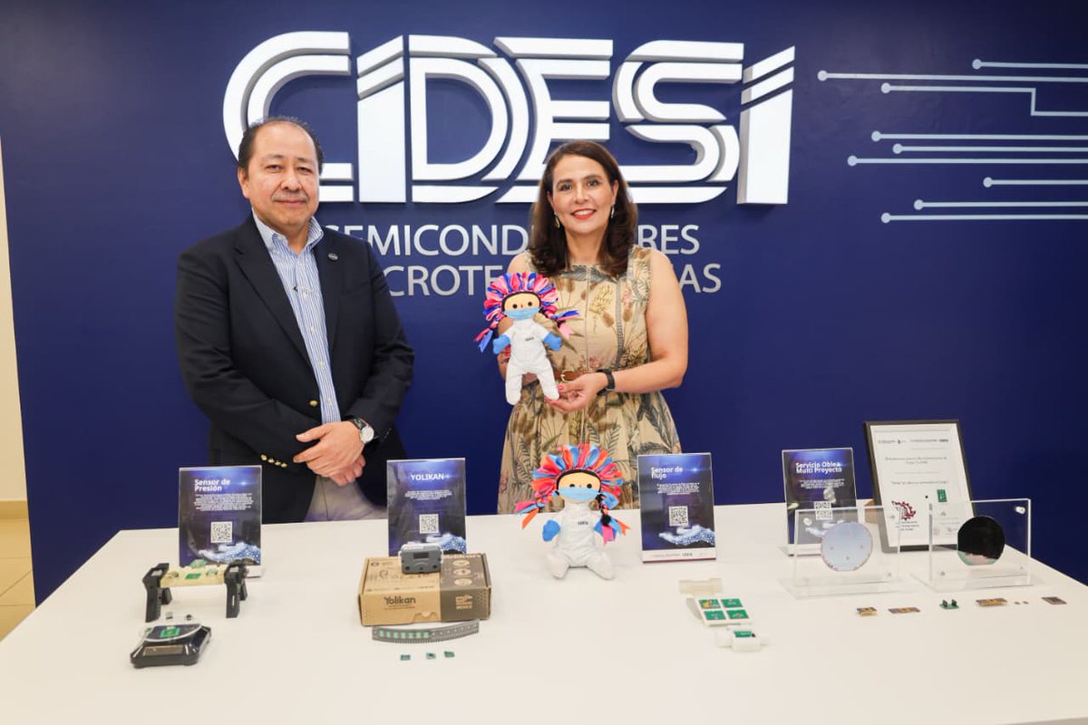 educacionqro's tweet photo. El talento queretano sigue preparándose para responder a los desafíos de las industrias de alta tecnología.

La secretaria de Educación, @MarthaSotoQro , encabezó la firma del Convenio para el Desarrollo de Talento en Semiconductores, una iniciativa que reúne a CIDESI y universidades públicas de la región Bajío para fortalecer la formación especializada de docentes y ampliar las oportunidades para las y los estudiantes.

#EducaciónQuerétaro #SEDEQ #QuerétaroEsTerritorioSTEM