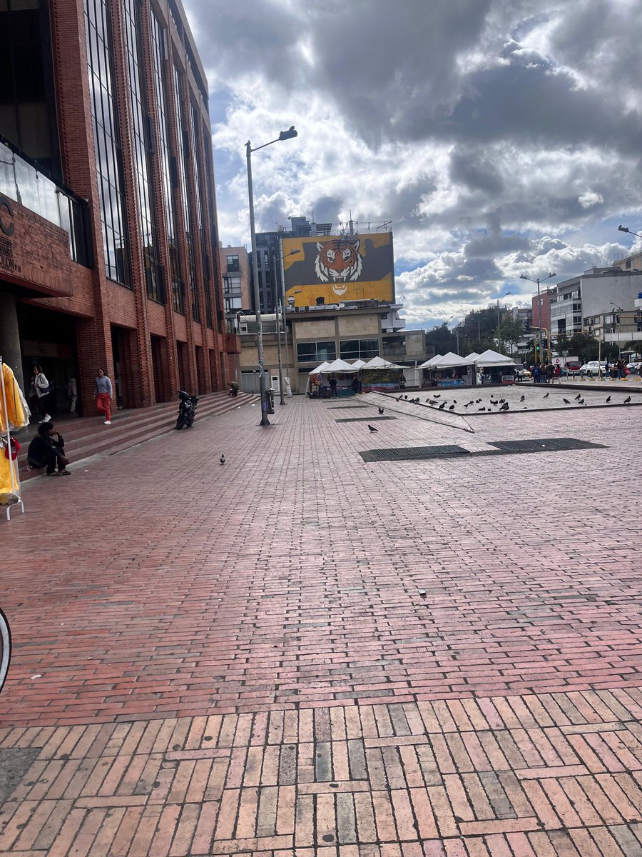 HELIODOPTERO's tweet photo. DENUNCIA
👇👇👇
Justo frente al puesto de votación de la carrera 15 con calle 85, la campaña de Espriella acaba de poner esta propaganda descomunal, lo que está terminantemente prohibido al pie de estos lugares.

Trampas y más trampas y fraudes y más fraudes de Espriella, todos impunes. 

@PoliciaBogota @FiscaliaCol @Registraduria @PGN_COL @moecolombia @petrogustavo @migueldelrioabg