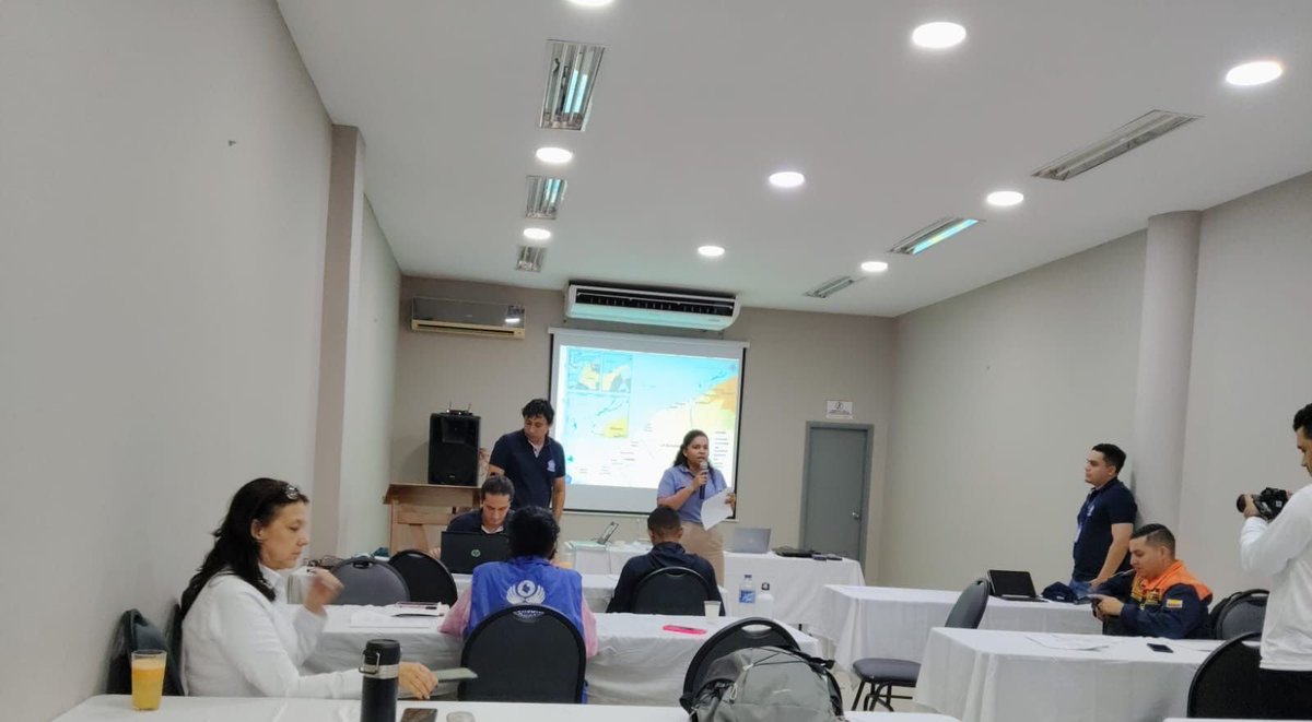 DefensoriaCol's tweet photo. Participamos en un taller de evaluación de alternativas para la mitigación de la erosión costera, realizado en Riohacha, La Guajira, un espacio orientado a analizar, junto con las comunidades y las entidades, diferentes medidas para enfrentar esta problemática que afecta los territorios y los medios de vida en las zonas costeras de la región.

Recalcamos la importancia de promover procesos participativos que incorporen las voces de las comunidades indígenas en la toma de decisiones sobre gestión del riesgo y adaptación al cambio climático, toda vez que la protección del territorio, del ambiente y de los derechos de las poblaciones costeras requiere acciones articuladas, oportunas y con enfoque de derechos humanos.
