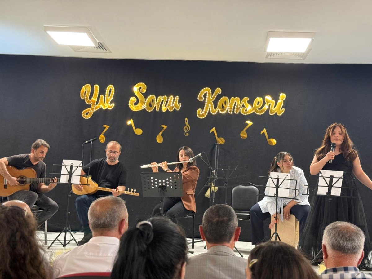 yomramem's tweet photo. Kaşüstü Cumhuriyet Ortaokulu öğrencileri tarafından yıl boyunca hazırlanan müzik konseri, düzenlenen yılsonu konseriyle sanatseverlerle buluştu. Öğrencilerin büyük emek ve özveriyle hazırladığı konser programı izleyicilerden büyük beğeni topladı.
https://t.co/jSsyXoRDug https://t.co/Qq6Ii0Vdbb