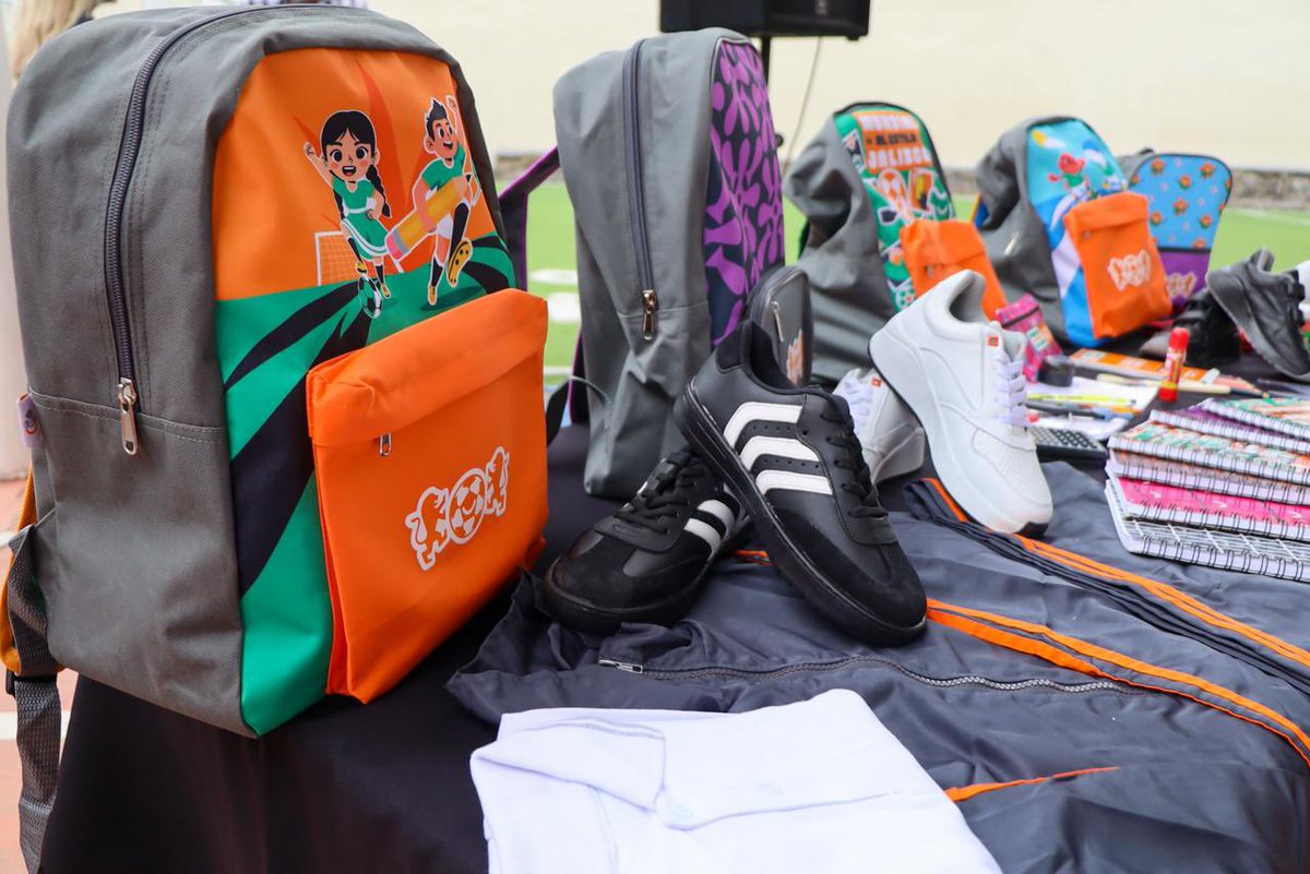 PrisFrancoB's tweet photo. ¡Arrancamos “¡Listo Jalisco!”!
Hoy, en Guadalajara, iniciamos la entrega del programa de apoyo escolar más completo del país para todas nuestras niñas y niños.
Gracias a la voluntad del Gobernador @PabloLemusN y al compromiso de la Presidenta @VeroDelgadilloG , estamos entregando mochilas, útiles, uniformes y tenis.
Ponemos a las infancias al centro porque estamos convencidos: el mejor legado es la educación.
¡Este año nuestros diseños celebran el orgullo de ser la sede más mexicana. 
Detrás de cada paquete hay familias tranquilas y alumnos listos para alcanzar sus metas. Estamos construyendo el futuro donde el talento siempre encuentre una oportunidad.