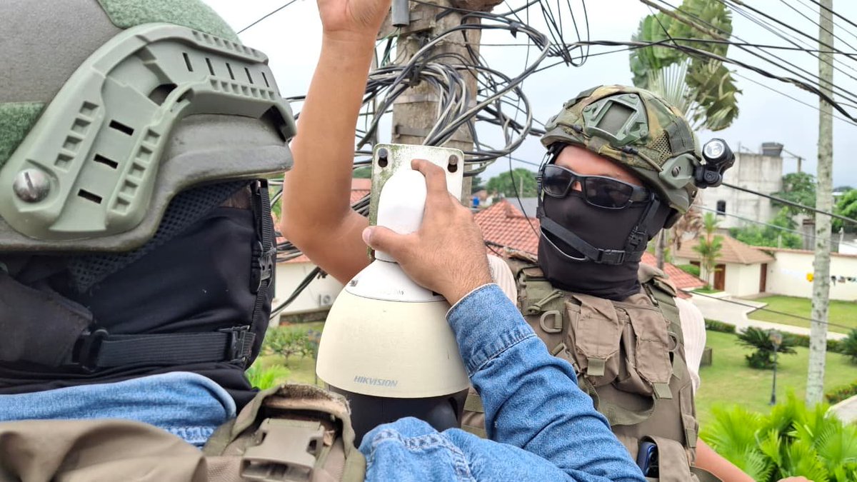 ECU911Machala1's tweet photo. Durante el operativo se identificaron y retiraron un total de 35 dispositivos de videovigilancia que no contaban con la autorización correspondiente para su instalación y funcionamiento en espacios públicos, conforme a la normativa vigente. https://t.co/8j7KxRz81F