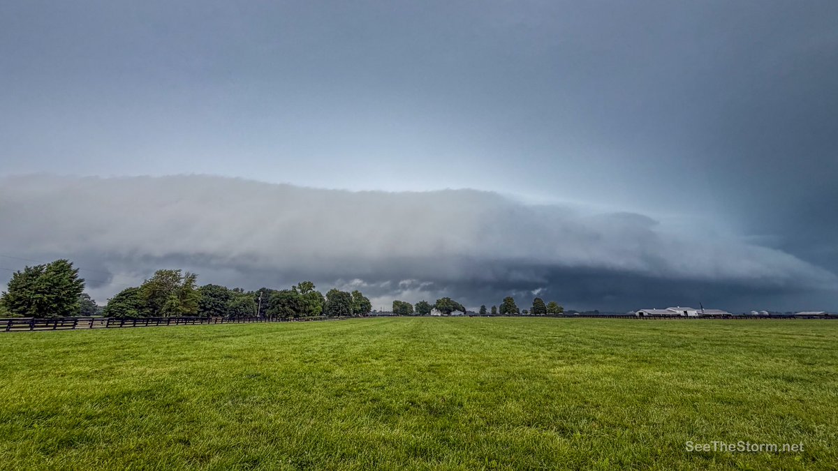 VinceWaelti's tweet photo. Tornado warning on this storm near Sherman, IL! @RadarOmega https://t.co/ZgoEO54aQN