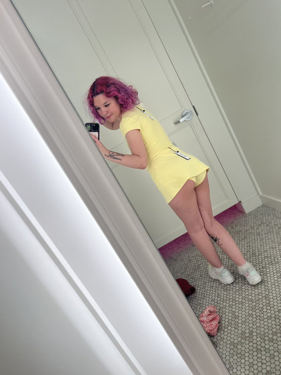 Slut4Gh0stface7's tweet photo. Do you like my outfit? #garage #garageset #iweargarage #yellow #yellowset #sellingcontent #nsfwtwt #selling #nsfw #butt #candid #gym #gymgirl #gymset #gymclothes #skirt https://t.co/LhqF4SrXp2