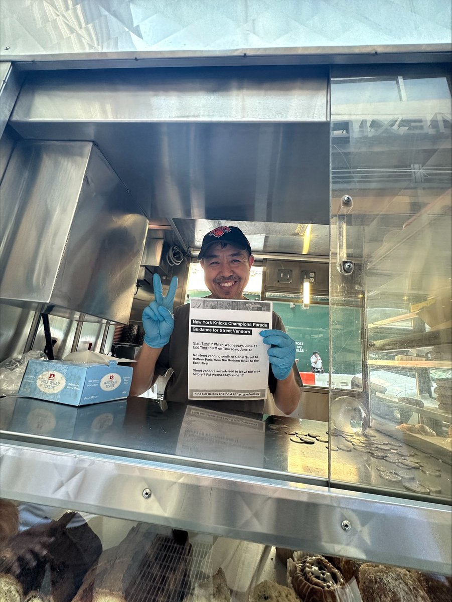 weorganizenyc's tweet photo. Today, @mayorspeu and OME staff reached 148 vendors from Canal Street to Battery Park.

Vendors told us the advance notice helped them plan ahead for tomorrow's parade.

That's what outreach is all about. https://t.co/hbhYQ75DfC