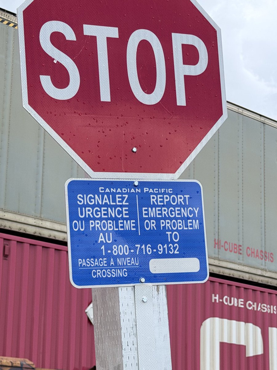 Jadieco's tweet photo. ‘I feel like they missed a critical piece of info on the sign’ - my neighbour
‘Yup’ - me https://t.co/AuyJzfa2Tb