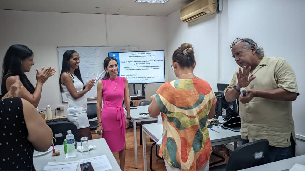EtecsaCfgos's tweet photo. 🎓🤝 Seguimos apoyando a la Casa de Altos Estudios de Cienfuegos, brindando nuestra aula para la realización de las defensas de tesis de la Licenciatura en Comunicación Social.
🎉 Felicitaciones a todos  los nuevos licenciados por este gran logro! 👏👏👏 https://t.co/qz09UEVunL