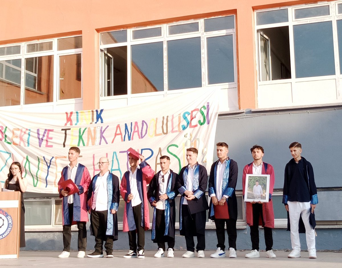 liimooonnn's tweet photo. Bugün okulumuzun mezuniyet töreni vardı.Kaybettikleri arkadaşlarının fotoğrafıyla çıktılar kürsüye… O an anladım ki biz onlara ne kadar şey öğrettik bilinmez ama onlar bize vefayı, giderken bir kez daha gösterdiler. Yolunuz hep açık aydınlık olsun güzel çocuklarım https://t.co/EsdDGlgKF7