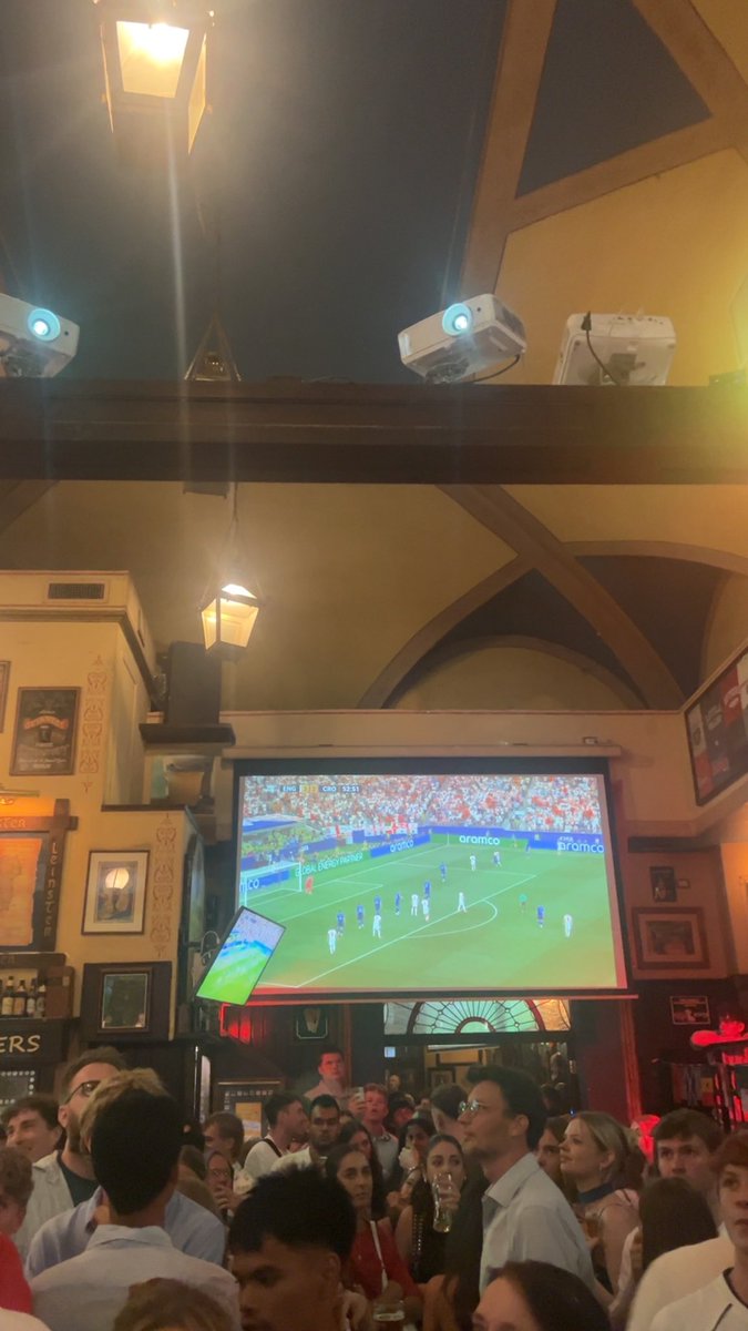 mmaagdal's tweet photo. På en pub i Rom https://t.co/XgvCtIHZEZ
