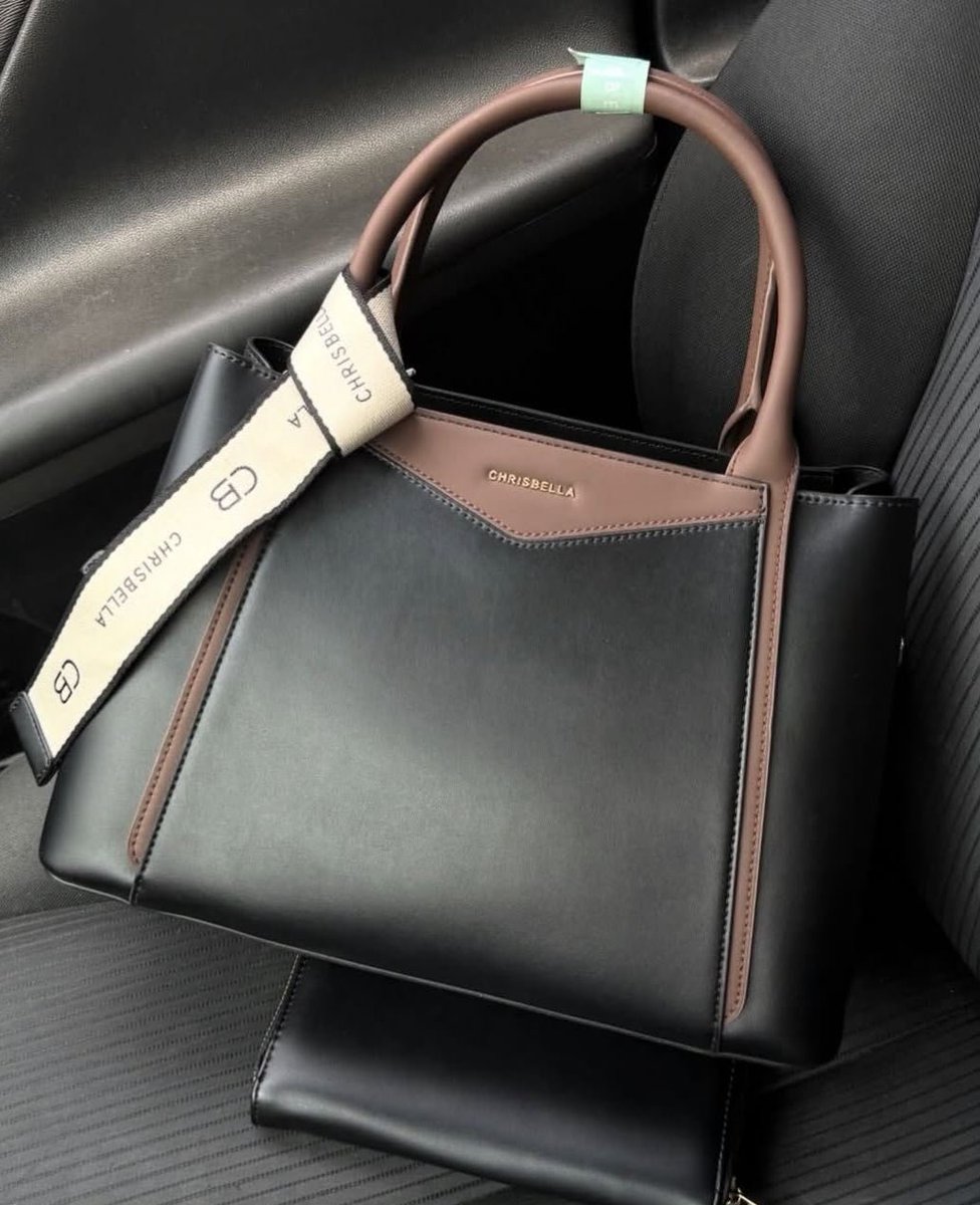Mbrandelle1's tweet photo. Je sais qu’il se fait tard mais j’ai encore regardé ce sac de suspendu , j’ai pas résisté pour poster 
Il est tellement beau , aligné au visage de celle qui s’assoit à l’avant de la voiture de son chéri. 

Vous n’avez pas vu ce beau sac ? Mes belle dames ?? https://t.co/XngOoAT7Md
