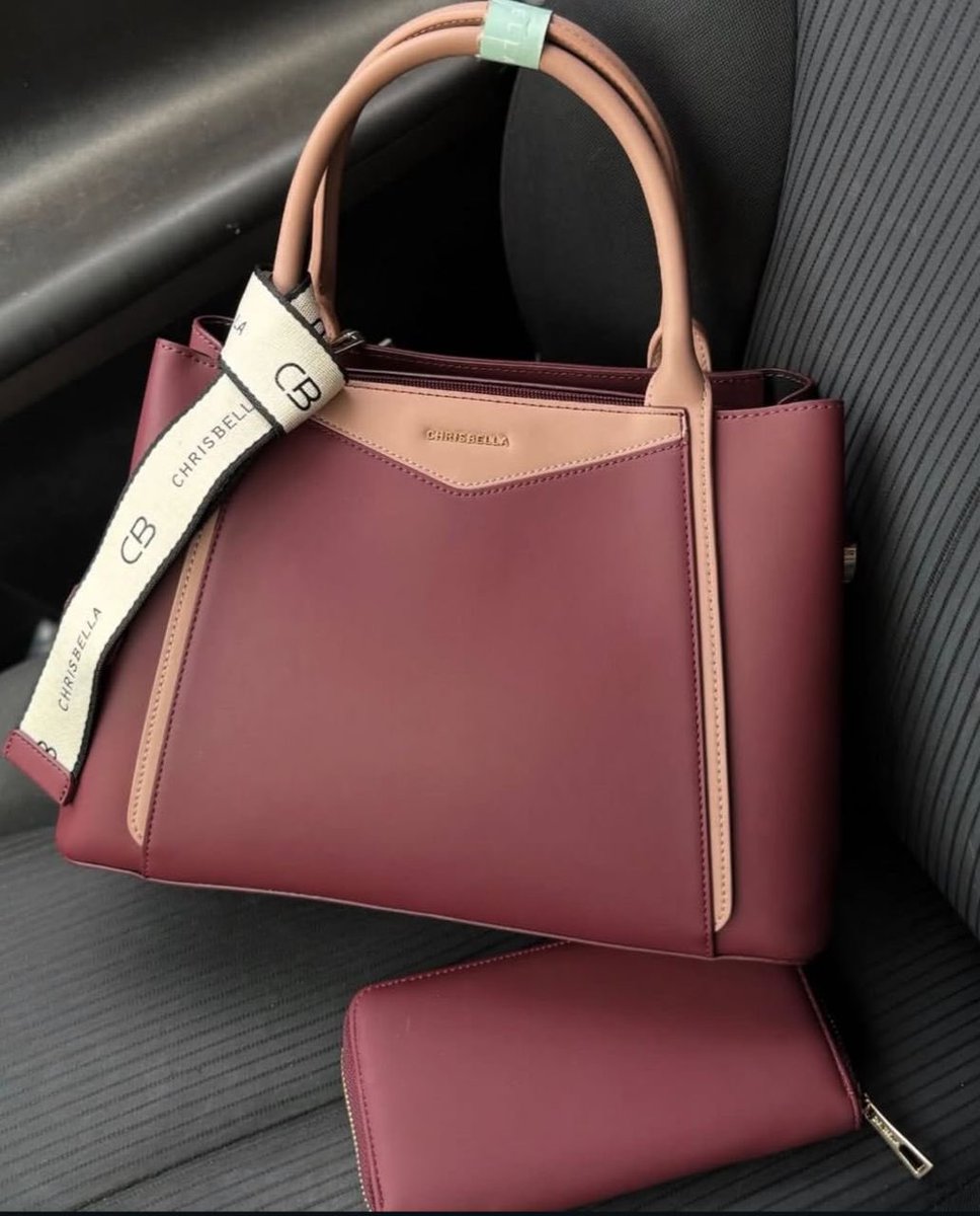Mbrandelle1's tweet photo. Je sais qu’il se fait tard mais j’ai encore regardé ce sac de suspendu , j’ai pas résisté pour poster 
Il est tellement beau , aligné au visage de celle qui s’assoit à l’avant de la voiture de son chéri. 

Vous n’avez pas vu ce beau sac ? Mes belle dames ?? https://t.co/XngOoAT7Md