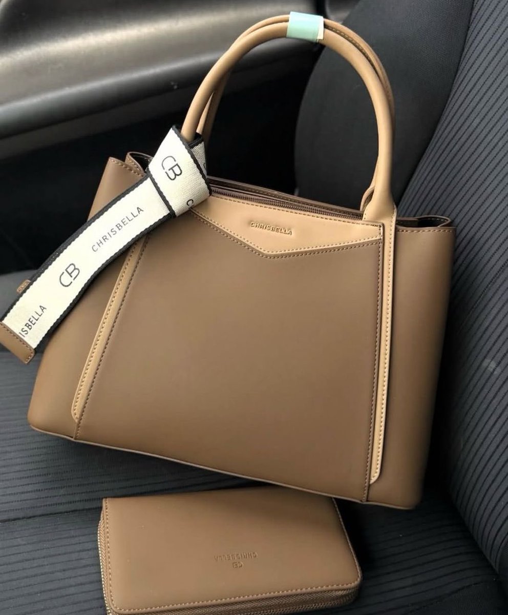 Mbrandelle1's tweet photo. Je sais qu’il se fait tard mais j’ai encore regardé ce sac de suspendu , j’ai pas résisté pour poster 
Il est tellement beau , aligné au visage de celle qui s’assoit à l’avant de la voiture de son chéri. 

Vous n’avez pas vu ce beau sac ? Mes belle dames ?? https://t.co/XngOoAT7Md