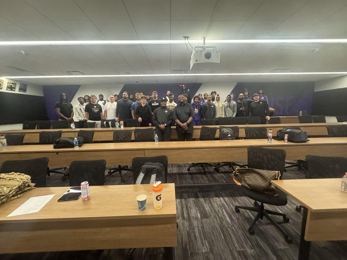 Fernandochoices's tweet photo. Talent doesn’t make us immune to struggle.

Honored to spend time with the @Vikings rookie class talking mental wellness, identity, and life beyond the game.

#BeyondTheMask 💚💚💚 https://t.co/fvrECKOeOx