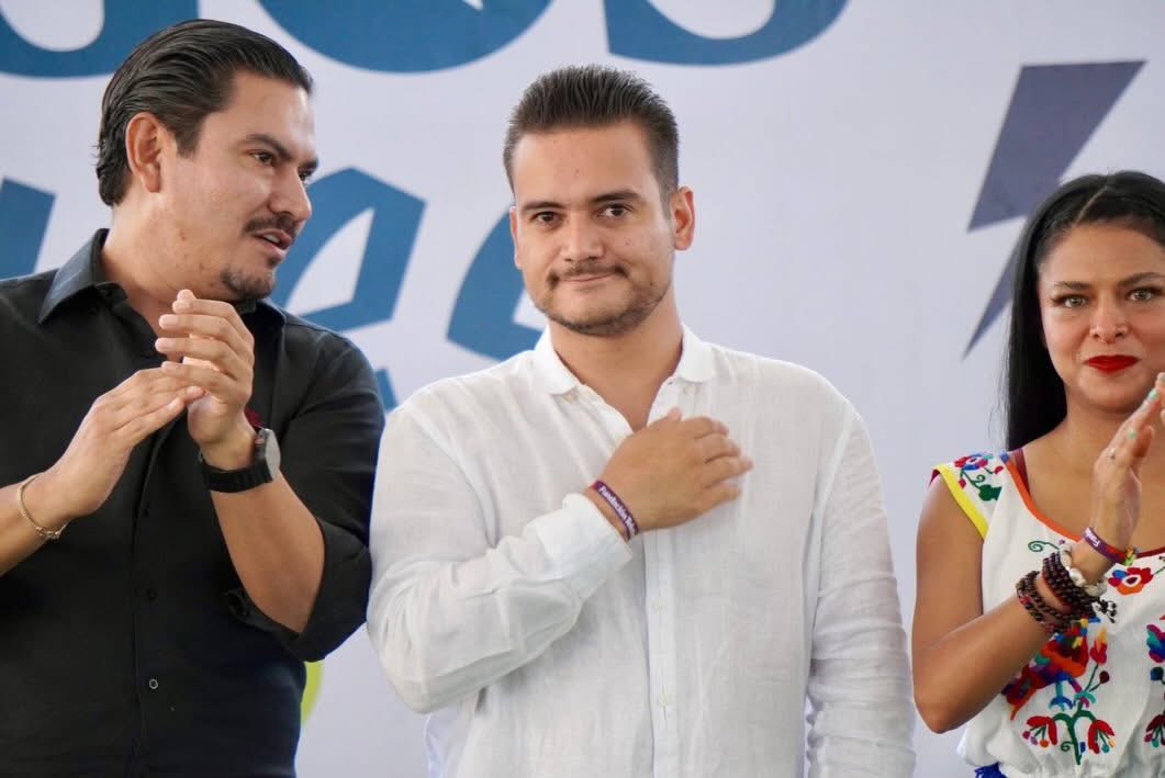 bernardomayren's tweet photo. Iniciamos este miércoles con los Diálogos Vecinales, un espacio para trabajar en equipo, escuchar y construir soluciones junto a nuestras vecinas y vecinos. 🏡🗣️

Seguimos fortaleciendo la participación ciudadana porque cuando gobierno y comunidad caminan juntos, logramos más. 💪

Además, dimos el arranque oficial a la Campaña Botero Teletón 2026 💛, sumando esfuerzos por una causa que une a nuestra comunidad y transforma vidas. 🙌