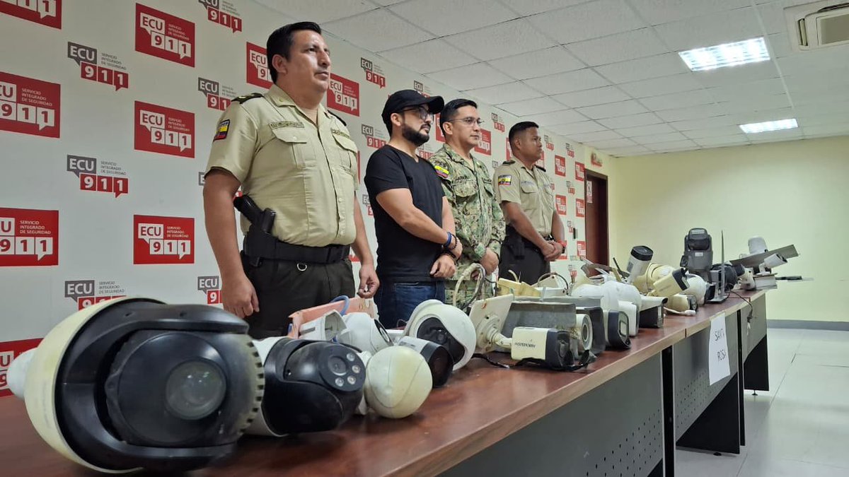 ECU911Machala1's tweet photo. Durante el operativo se identificaron y retiraron un total de 35 dispositivos de videovigilancia que no contaban con la autorización correspondiente para su instalación y funcionamiento en espacios públicos, conforme a la normativa vigente. https://t.co/8j7KxRz81F