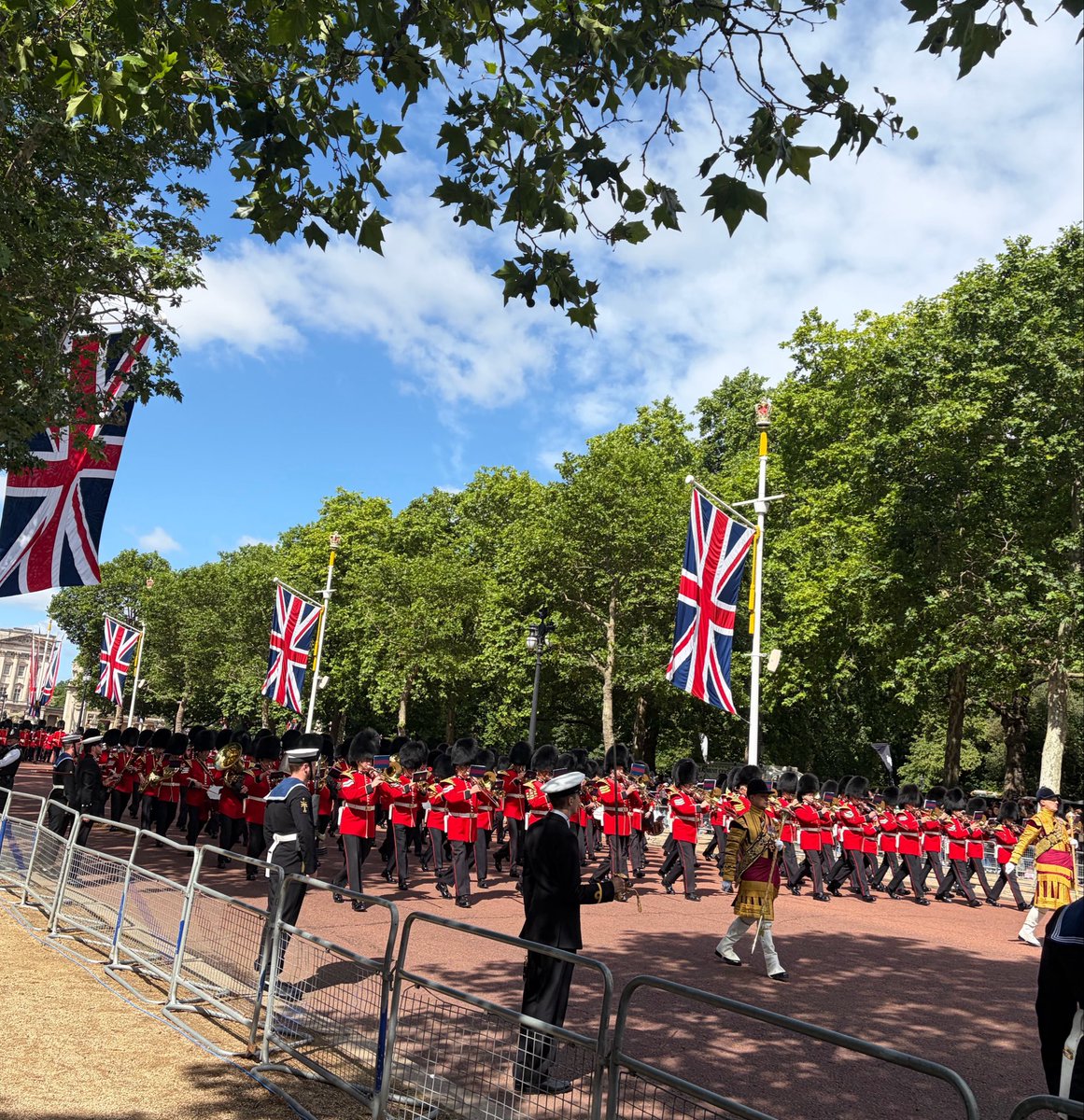 ari__aina's tweet photo. イギリス旅行から帰ってきました🇬🇧🌟
1ポンド=214円で震えたけど（🫨💦）

バッキンガム宮殿で衛兵交代を見て
ビートルズの横断歩道（Abbey road）渡って
無料の美術館あちこち回って、大満喫旅でした☺️🤍

2ヶ月に1回は違う国旅行したいな……仕事探さねば🥹🔥 https://t.co/cjIusVPrOC