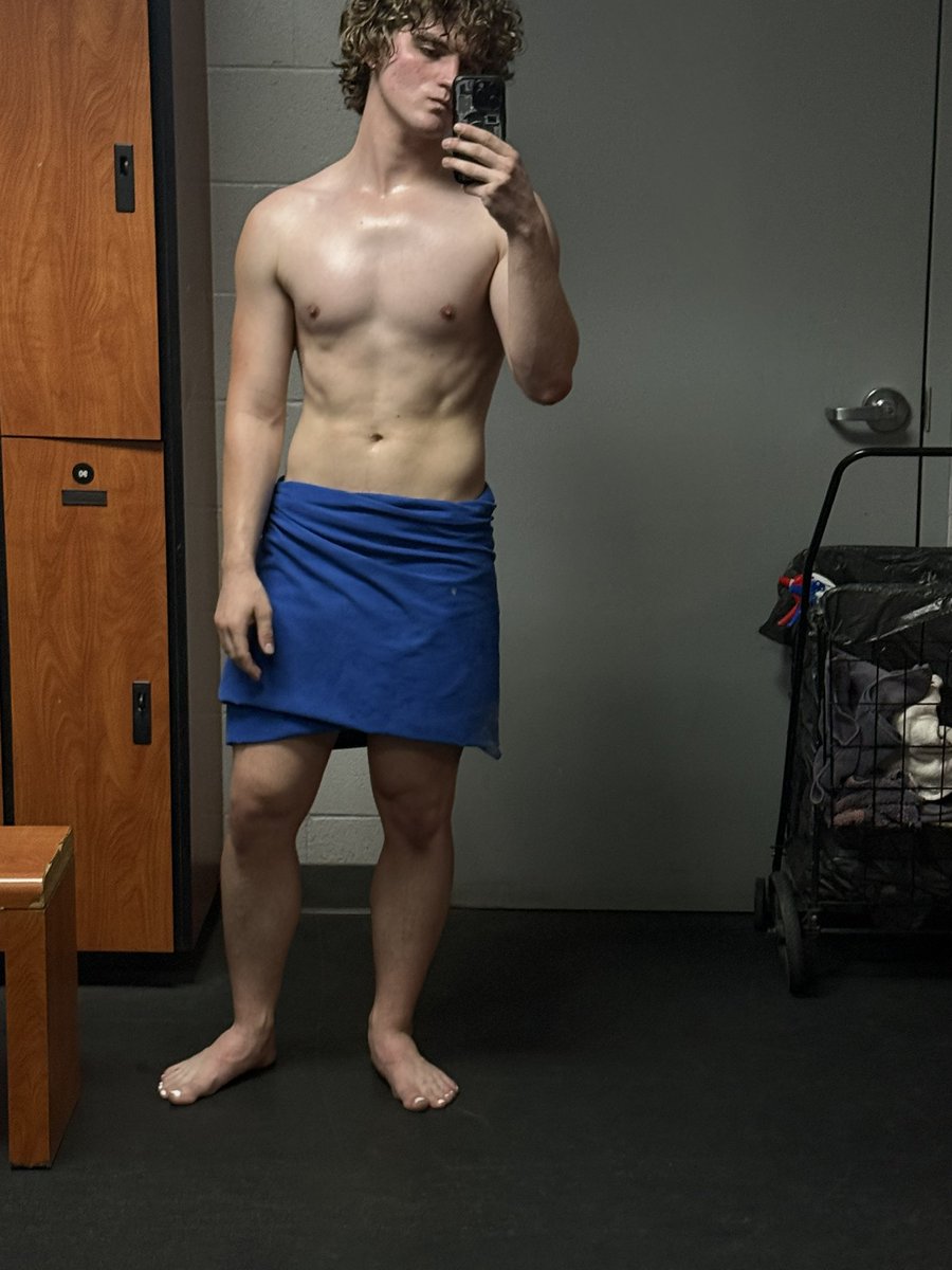 thatboyanders's tweet photo. i feel like i look kinda small post sauna https://t.co/SGLgoxdARH